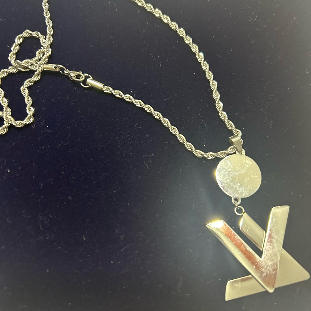 Elegant Silver Pendant Necklace